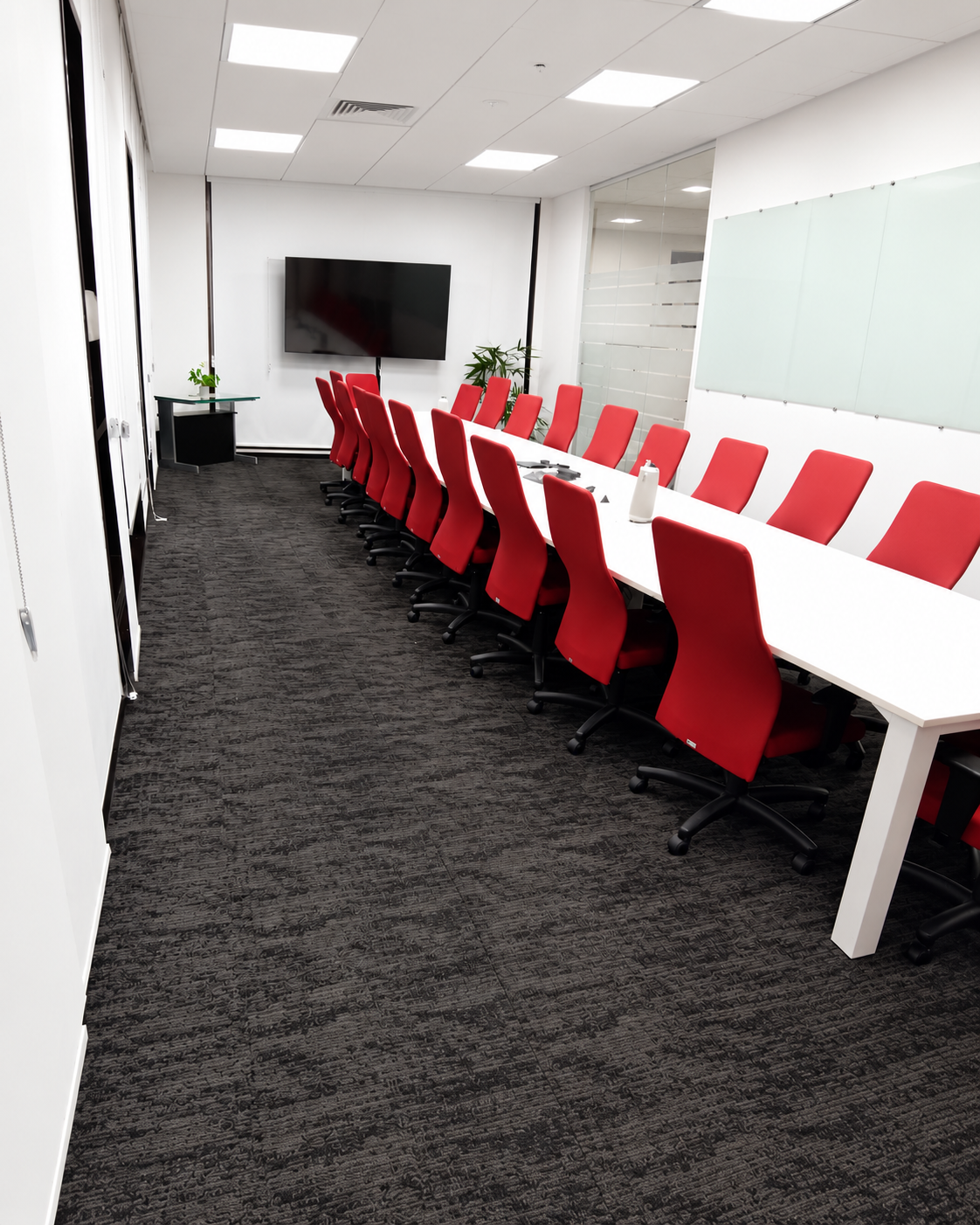 Sala corporativa com carpete e cadeiras vermelhas